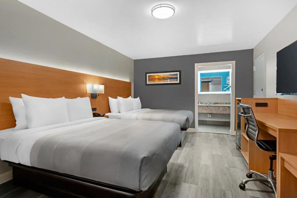 Queen Room with Two Queen Beds - Non Smoking interior